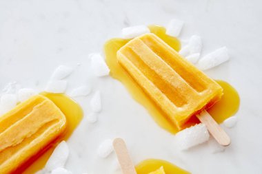 Şişte şeftali dondurma erime. Su sıçramalarına ve buz gri mermer masada eseriyle bir kopyasını alan bir model. Düz yatıyordu