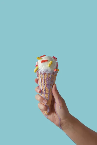 Uma Mão Feminina Segura Sorvete Frutas Derretidas Com Pílulas Coloridas — Fotografia de Stock