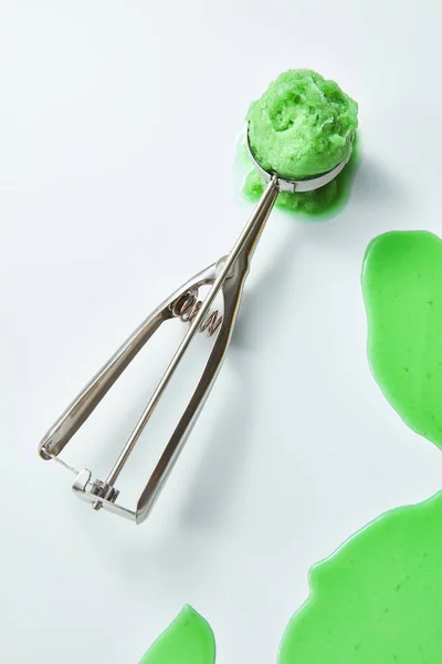 Scoop Hizo Helado Casero Verdes Derretiendo Helado Con Patrón Salpicaduras — Foto de Stock