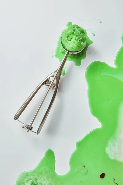 Modello Angolare Gelato Verde Fuso Con Una Pallina Gelato Appetitoso — Foto Stock