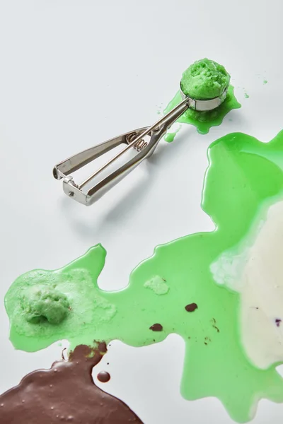 Modello Bianco Verde Gocce Marroni Gelati Lampeggia Con Una Pallina — Foto Stock