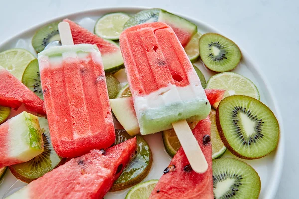 Smoothies Melancia Congelados Uma Vara Uma Tigela Com Pedaços Kiwi — Fotografia de Stock