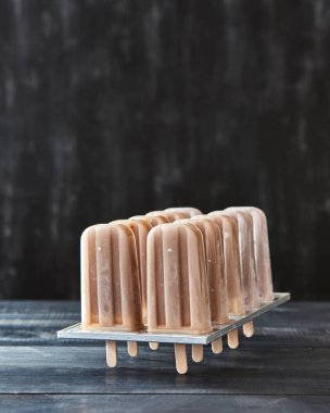 Kahve sorbe kopya alanı karanlık bir ahşap zemin üzerine evde dondurucular için buz plastik kalıp yapımında. Ev yapımı yaz tatlı