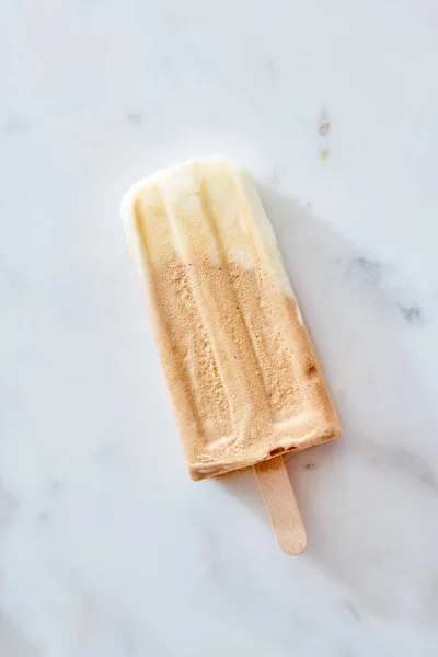 大理石の背景 平面図の上の木製の棒のアイスクリームのコーヒーのブリュレ クリーム 健康的な夏のデザート — ストック写真