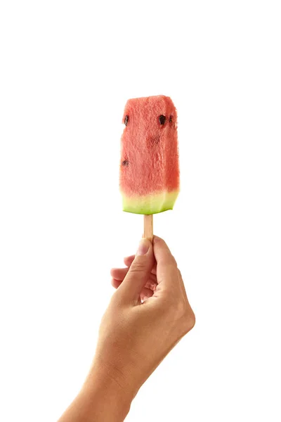 Mano Una Chica Con Una Rebanada Jugosa Sandía Helado Frutas — Foto de Stock