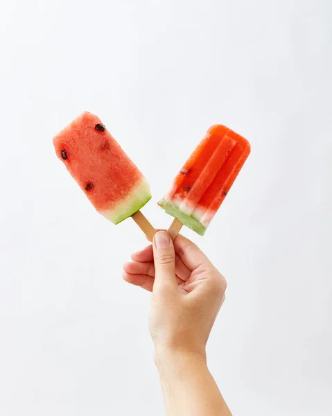 Gelado Melancia Mãos Femininas Segurando Fatias Suculentas Melancia Pau Fundo — Fotografia de Stock