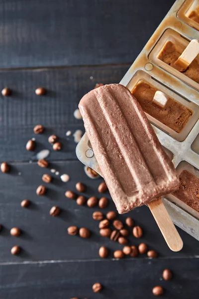 Домашнее Шоколадное Мороженое Пластиковых Формах Деревянном Темном Фоне Вид Сверху — стоковое фото