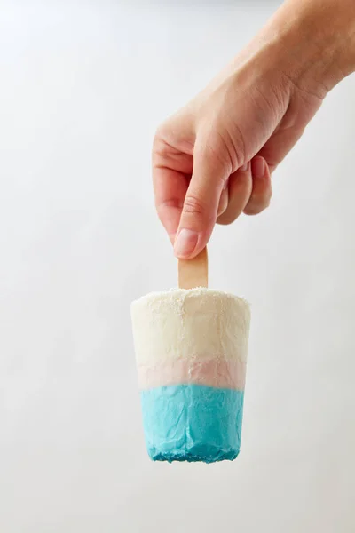 Fehér Kék Fagylalt Bottal Tart Egy Női Kéz Egy Szürke — Stock Fotó