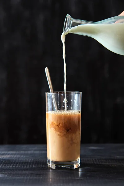 Café Con Leche Una Mesa Madera Negra Leche Vierte Vaso — Foto de Stock