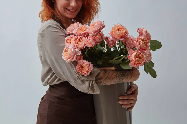 Menina Ruiva Jovem Com Uma Tatuagem Segurando Buquê Rosas Rosa — Fotografia de Stock