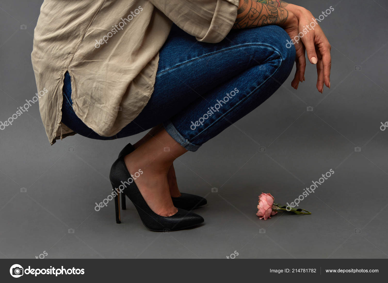 svezhie-foto-devushek-na-kortochkah-porno-video-poimel-za-kulisami