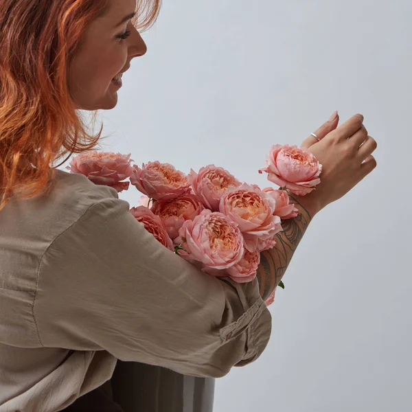 Zarter Rosafarbener Rosenstrauß Einer Vase Hält Eine Hübsche Rothaarige Frau — Stockfoto