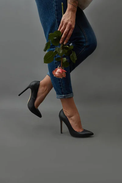 Scarpe Nere Alla Moda Gambe Femminili Jeans Mano Della Ragazza — Foto Stock