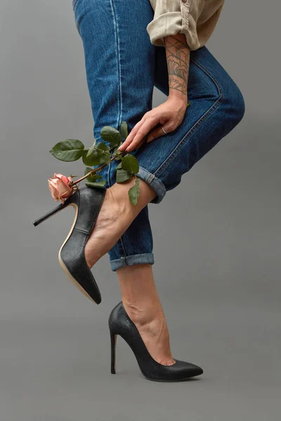 Jambes Une Fille Noir Classique Chaussures Talons Hauts Jeans Près — Photo