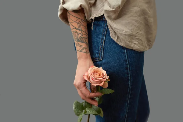 Une Fleur Parfumée Tient Une Main Féminine Avec Tatouage Autour — Photo