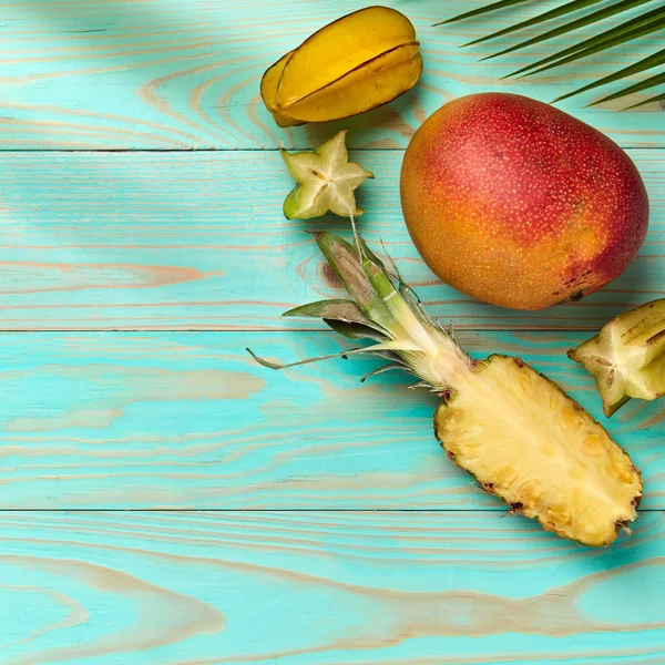 Mango Karambol Ananasem Palm Zielony Liść Niebieskim Tle Drewnianych Miejsca — Zdjęcie stockowe