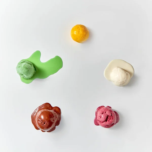 Vue Dessus Boules Multicolores Crème Glacée Fondue Blanc Brun Vert — Photo