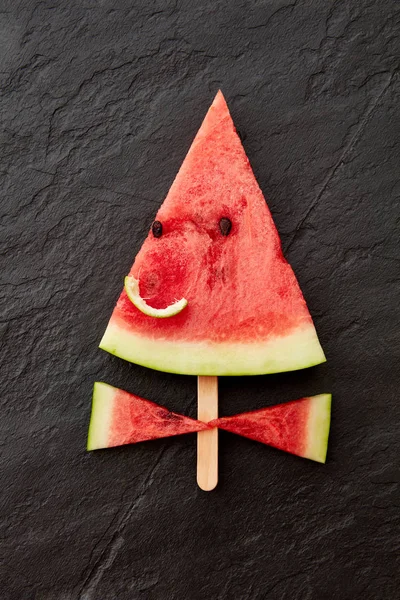 Bit Vattenmelon Pinne Ett Leende Ansikte Gjort Med Bit Vattenmelon — Stockfoto