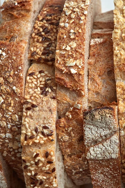 Foto Macro Diferentes Pedaços Pão Fresco Com Sementes Linho Sementes — Fotografia de Stock