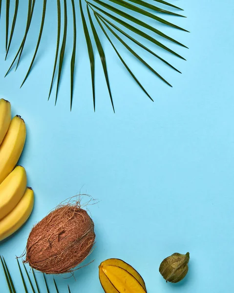 Frutos Exóticos Diferentes Maduros Banana Coco Carambola Fizalis Com Uma — Fotografia de Stock