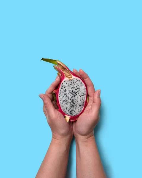 Mãos Menina Seguram Metade Fruta Fresca Suculenta Pitahaya Fundo Azul — Fotografia de Stock