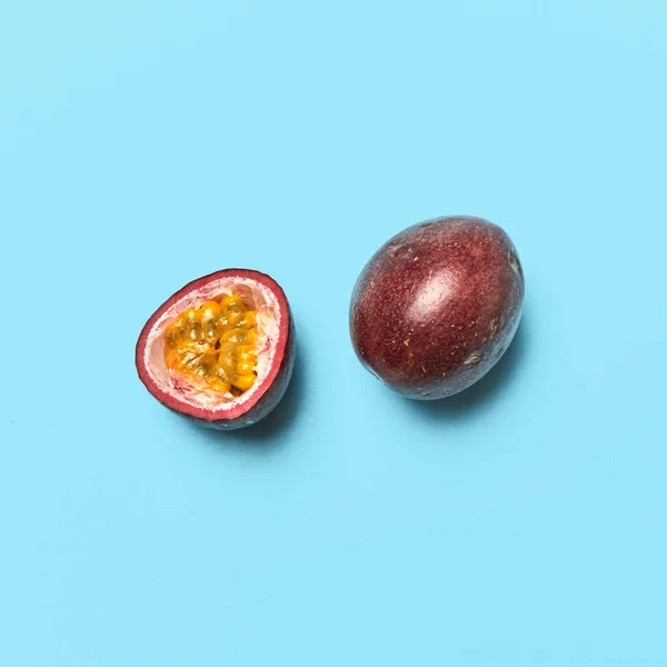 Fruit Passion Tropical Juteux Entier Sur Fond Bleu Avec Espace — Photo