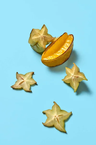 Σύνολο Και Κομμάτια Των Εξωτικών Φρούτων Μια Καράμβολες Ένα Αστέρι — Φωτογραφία Αρχείου