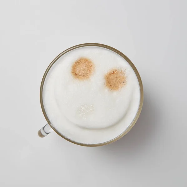 Heißer Cappuccino Einer Glasschale Mit Einem Lächelnden Gesicht Auf Grauem — Stockfoto