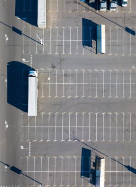 Havadan görünümü ile kamyon ve gölgeler, birçok boş yer güneşli bir otopark. Üstten görünüm