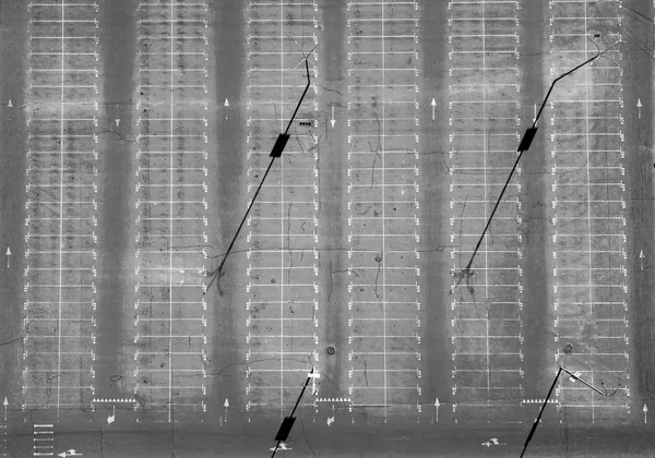 Vista Aérea Muitos Lugares Estacionamento Vazios Com Marcações Reflexão Sombras — Fotografia de Stock