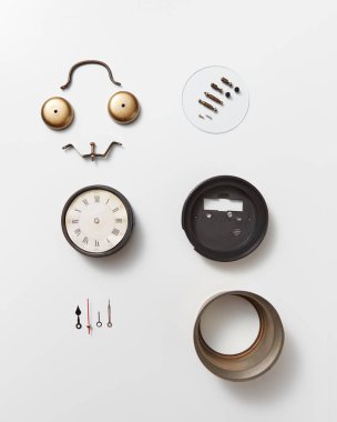 Eski mekanik saatler ayrıntıları. Gülümseyen yüzü izle detayları ile kopya alanı gri bir arka plan üzerinde yapılmış. Düz yatıyordu