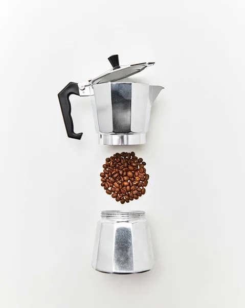 以圆形和金属咖啡壶为形式的咖啡粒 在灰色背景下带有文本空间 制作咖啡的概念 — 图库照片