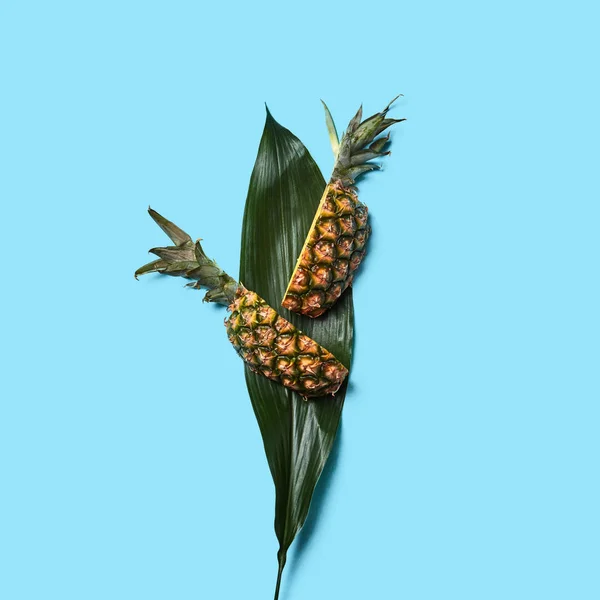 Plastry Ananasa Zdrowe Zielonych Liści Ciemnym Niebieskim Tle Miejsca Tekst — Zdjęcie stockowe
