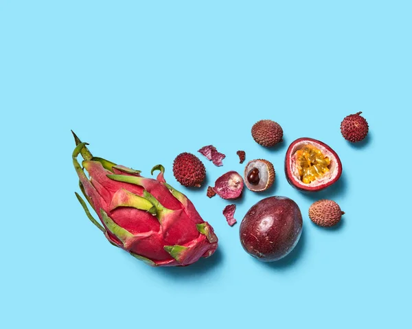 Composizione Frutto Della Passione Litchi Pitahaya Buccia Frutta Fondo Blu — Foto Stock