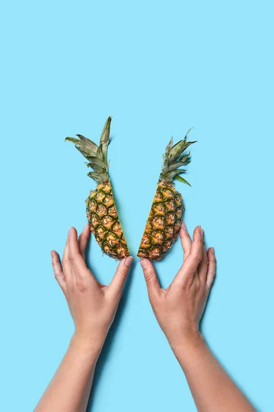 Les Mains Des Filles Tiennent Des Moitiés Ananas Juteux Sur — Photo