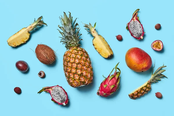 Zbiór Owoców Tropikalnych Całego Połówki Mango Ananas Pitahaya Kokos Liczi — Zdjęcie stockowe