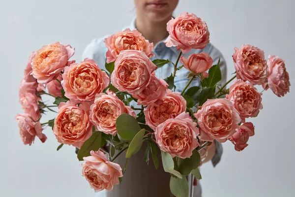 Jeune Fille Mignonne Avec Bouquet Roses Roses Autour Fond Gris — Photo