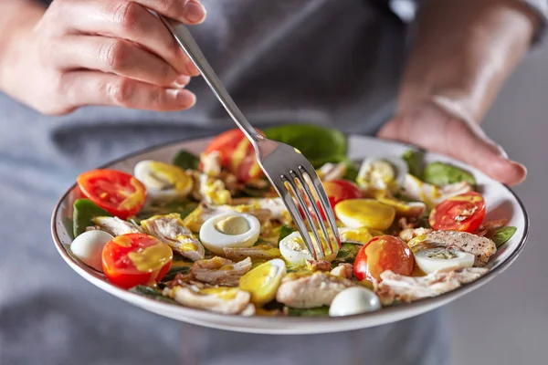 Žena Drží Vidličku Čerstvě Připravené Dietní Vegetariánský Salát Přírodních Bio — Stock fotografie