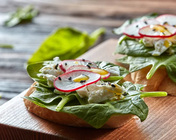 Light Healthy Sandwiches Bread Toasts Soft Cheese Freshly Picked Organic — Stock Photo, Image