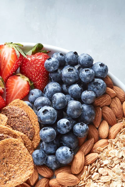 Μίγμα Φυσικών Συστατικών Για Υγιεινό Πρωινό Φράουλες Βατόμουρα Καρύδια Αμύγδαλα — Φωτογραφία Αρχείου