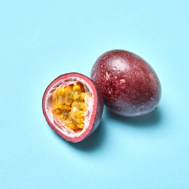 Arka plan metin altında yer ile bir pastel egzotik tropik meyve olgun organik tutku - mavi.