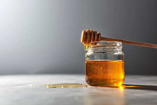 Miel Biologique Naturel Parfumé Coulant Trempette Bois Dans Une Table — Photo