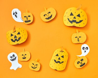 Kağıt hayaletler ve el sanatları kabaklar kare bir çerçeve şeklinde metin için yer ile turuncu bir arka plan üzerinde uçan. Kartpostal Cadılar Bayramı için Düzen