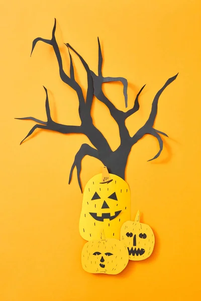 Calabazas Aterradoras Árbol Papel Artesanal Presentado Sobre Fondo Naranja Con — Foto de Stock