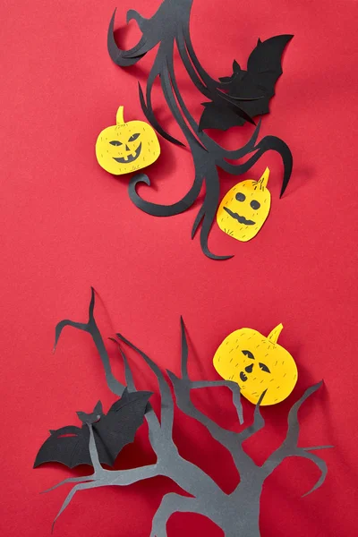 Composición Halloween Calabazas Papel Artesanales Murciélagos Árboles Sobre Fondo Rojo — Foto de Stock