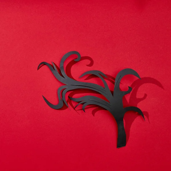 シャドウ コピーの領域と赤の背景に黒の枝の形で手芸紙のパターン ハロウィーンにはがきのレイアウト フラットを置く — ストック写真