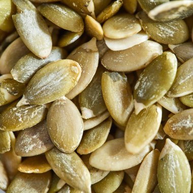 Makro fotoğraf sağlıklı iştah açıcı kabak çekirdeği. Vejetaryen yiyecekler. Üstten görünüm