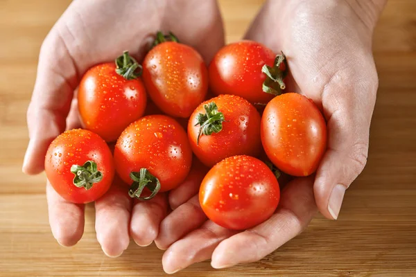 Mani Della Ragazza Tengono Pomodori Ciliegie Maturi Legno Tavolo Marrone — Foto Stock