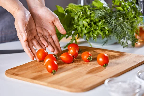 Reife Kirschtomaten Lagen Auf Dem Holzbrett Der Hände Der Frau — Stockfoto