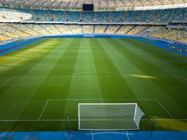 Kiev, Ukrayna - 19 Temmuz 2018: Gök olayları görüntülemek dron sarı-mavi standları Olimpiyat ulusal spor kompleksi ile yeşil Stadı nda futbol kapılar.